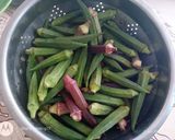 A picture of step 1 of Okra egg omelet.