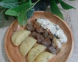 Foto langkah ke 5 dari resep Simple Wagyu Saikoro Steak and Mushroom Sauce 🍖.