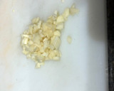Foto del paso 1 de la receta: Salteado de espárragos de temporada con gamba congelada, pechuga de pollo y huevos de codorniz