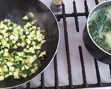 Foto del paso 1 de la receta Omelette/Tortilla de calabacín, espinacas y Tomate natural 🤤