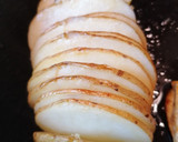 Foto del paso 2 de la receta: Pechugas de pollo al horno con patatas hasselback y jamón