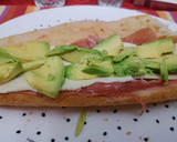 Foto del paso 2 de la receta: Bocata de jamón, queso y aguacate