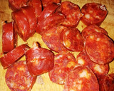 Foto del paso 2 de la receta: Huevos 🥚 rotos con chorizo y patatas 🥔