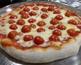 Foto do passo 4 de Pizza com rúcula, presunto cru, tomate cereja e parmesão