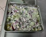 Une image de l'étape 12 de Salade de concombre mariné à la crème, persil et oignon rouge.