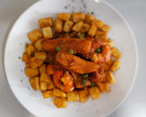 Foto del paso 10 de la receta: Tiras de pota en salsa de avellanas con gambas y patatas