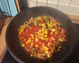 🌶️ Meksykańska szakszuka z kiełbasą i bułką grahamką krok przepisu 3 zdjęcie