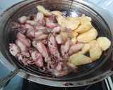 Foto langkah ke 1 dari resep Oseng Kecap Cumi Asin & Kentang.