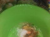 سمك الميرلان في الطجين بالبصلة والزبيب