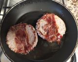 Foto del paso 2 de la receta: Hamburguesa con jamón y huevos fritos