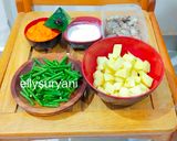 Foto langkah ke 2 dari resep Gulai Kacang Panjang Plus Udang-Kentang.