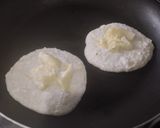 Foto del paso 5 de la receta: Torticas🫓de yuca🥯cruda🧀con queso🥛🥙🥯