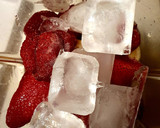 Foto del paso 1 de la receta: Licuado de frutillas, durazno y banana