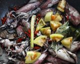 Foto langkah ke 3 dari resep Tumis cumi hitam pedas.