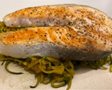 Foto del paso 3 de la receta: Salmón en cama de calabacín
