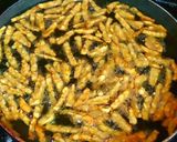 Foto langkah ke 5 dari resep Serundeng Teri Tempe Pedas.