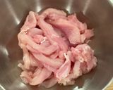 A picture of step 2 of Chicken breast stir fry with chilli, soysauce, black vinegar, Chinese style.
