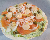 Foto del paso 2 de la receta: Increíble pizzeta con pesto de cilantro y salmón ahumado