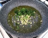 Foto del passaggio 3 della ricetta Riso Venere con Vongole e Gamberetti