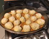 Une image de l'étape 9 de Boulettes de polenta au persil, jambon et parmesan sauce tomates et carottes.