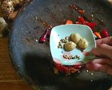 Foto langkah ke 3 dari resep Serundeng Teri Tempe Pedas.