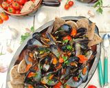 Foto del passaggio 4 della ricetta Cozze alla marinara con pomodorini