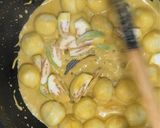 A picture of step 5 of Green Curry Spaghetti with Fish Balls.