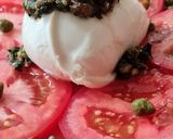 Foto del paso 3 de la receta: Ensalada de tomate, polpetta, alcaparras y pesto casero