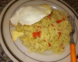 A picture of step 3 of Noodles with sunny side up egg.