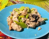 รูปขั้นตอนการทำที่ 2 ของ ไก่ผัดพริกหยวก