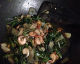 Foto langkah ke 5 dari resep Tumis kangkung udang saus tiram.