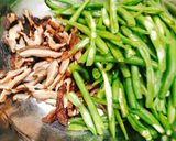 Hình bước làm 1 của món Tôm thẻ xào đậu nấm