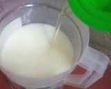 A picture of step 2 of Rose milk shake.