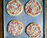 Foto langkah ke 5 dari resep Mini Pizza.