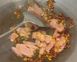 รูปขั้นตอนการทำที่ 3 ของ ผัดหน่อไม้ใบโหระพาใส่ไก่