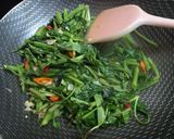 Foto langkah ke 2 dari resep Tumis Kangkung Saus Tiram.
