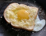Foto del paso 4 de la receta: Pan con huevo y queso