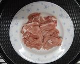 รูปขั้นตอนการทำที่ 1 ของ รากบัวผัดหมูซอสมิโซะงาบด