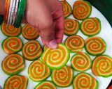 तिरंगे पिनव्हील कुकीज़ (Tiranga Pinwheel Cookies Recipe in Hindi) रेसिपी चरण 9 फोटो