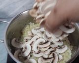 Foto langkah ke 4 dari resep Creamy Mushroom Soup.