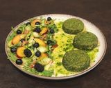Foto del passaggio 13 della ricetta Insalata colorata di frutti e noci con mini burger di quinoa spinaci e ricotta
