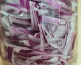 Foto del paso 3 de la receta: Cebolla morada encurtida 💜 solo dos ingredientes 💜
