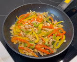 Foto del paso 3 de la receta: Noodles de arroz con pimientos y pollo