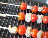 Foto del paso 4 de la receta: Mini brochetas de tomates cherry y gambas marinadas