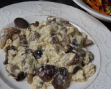 Foto del paso 3 de la receta: Revuelto de setas variadas con ensalada de lombarda