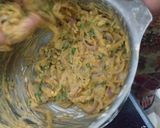 A picture of step 4 of Pyaz ke pakoray.