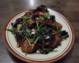 Gambar langkah 6 resipi Ayam Masak Kicap Lada Hitam & Cendawan Hitam.