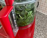 A picture of step 1 of Wild garlic oil.