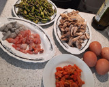 Foto del paso 1 de la receta: Revuelto de espárragos, setas 🍄 pimiento morrón, gambas y huevo