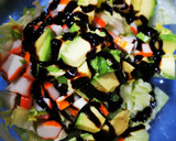 Foto del paso 3 de la receta: Ensalada de aguacate y surimi
